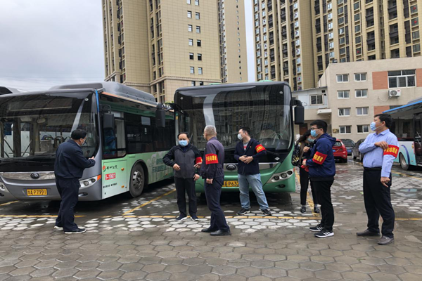 中共鄭州赫喆文化傳播有限公司黨支部開展“疫情防控常態(tài)化,為公共交通助力”志愿服務(wù)實踐活動